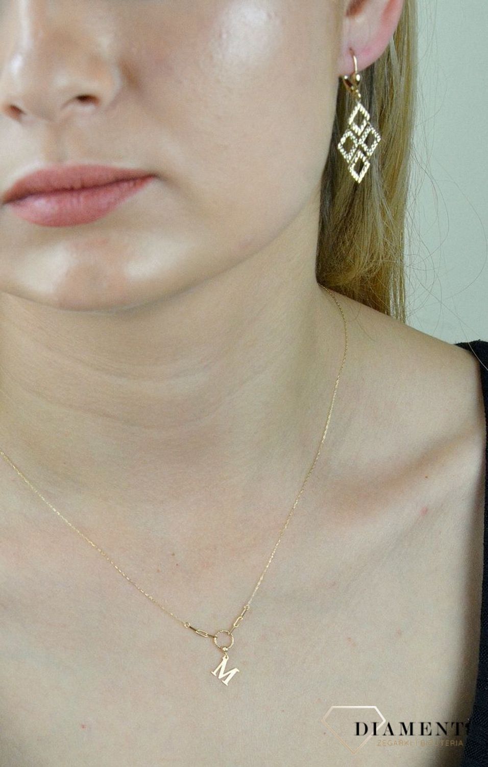 Złoty naszyjnik celebrytka z literka M. NA 3187M. Złoty naszyjnik celebrytka. Naszyjnik złoty z literką M. Naszyjnik celebrytka na prezent. Naszyjnik idealny na prezent. Złoty naszyjnik modna celebrytka. Na.png